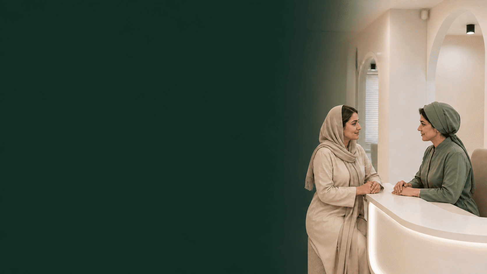 گفت‌وگوی مراجعه‌کننده با تیم جانارو در فضای کلینیک