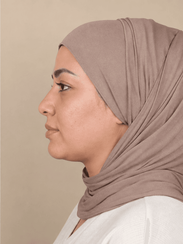 مقایسه شبیهسازیشده فرم غبغب پیش و پس از کاهش ملایم چربی موضعی، نمای بعد